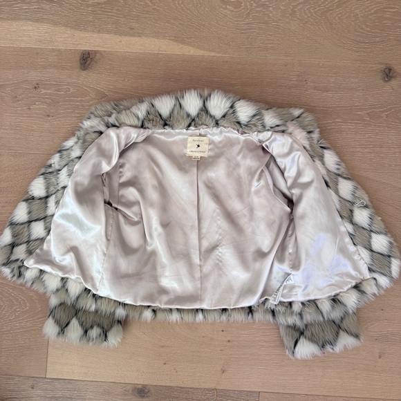 Forever 21 diamond print faux fur cropped jacket size small - Picture 5 of 10